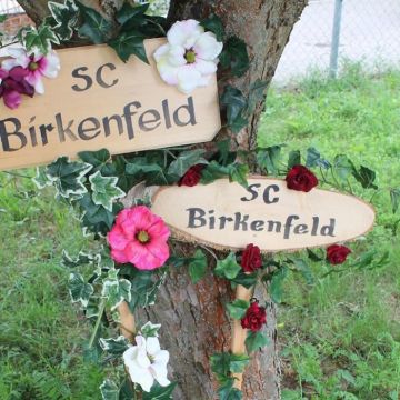 Carnival sign – Red, red are the roses