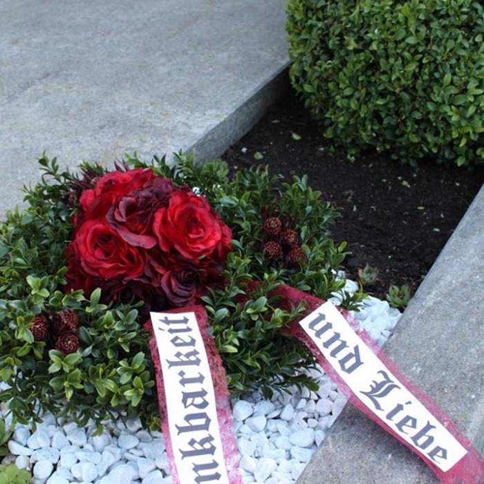 Artificial grave arrangements