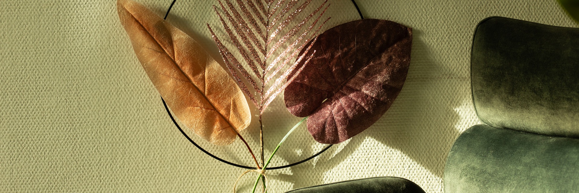Decorations with artificial palm trees &amp; leaves