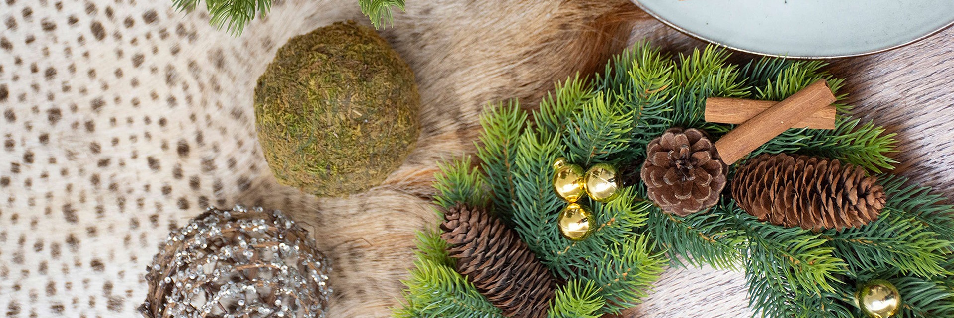 Artificial Christmas wreaths that look like real ones