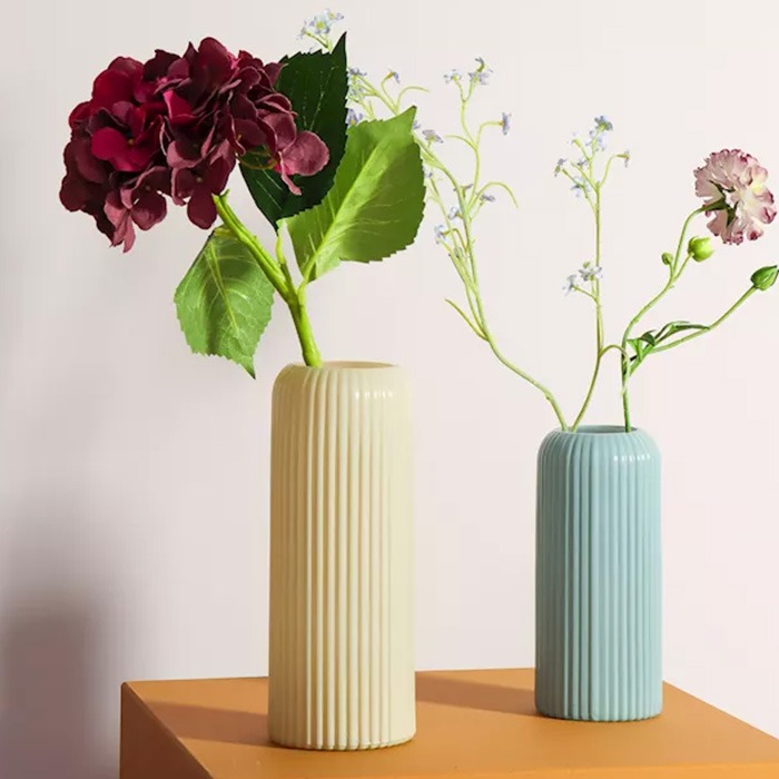 Looks with hydrangeas in vases