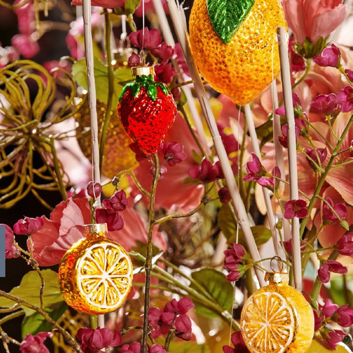 Decorative figures / objects